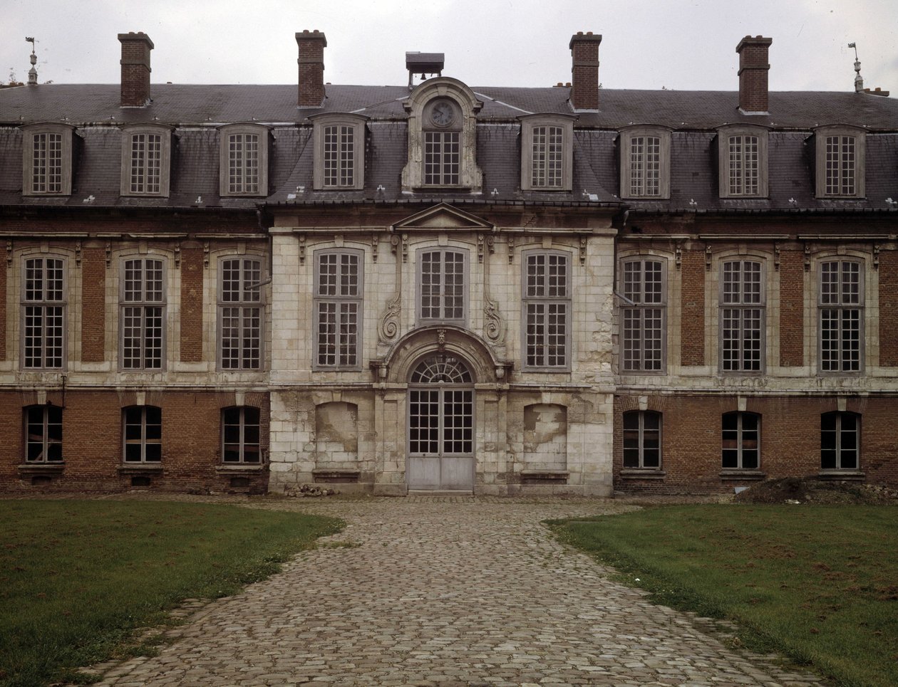 Barokk építészet: a Hotel des Rams homlokzata (17. század), Abbeville, Somme (80). alkotó: French School