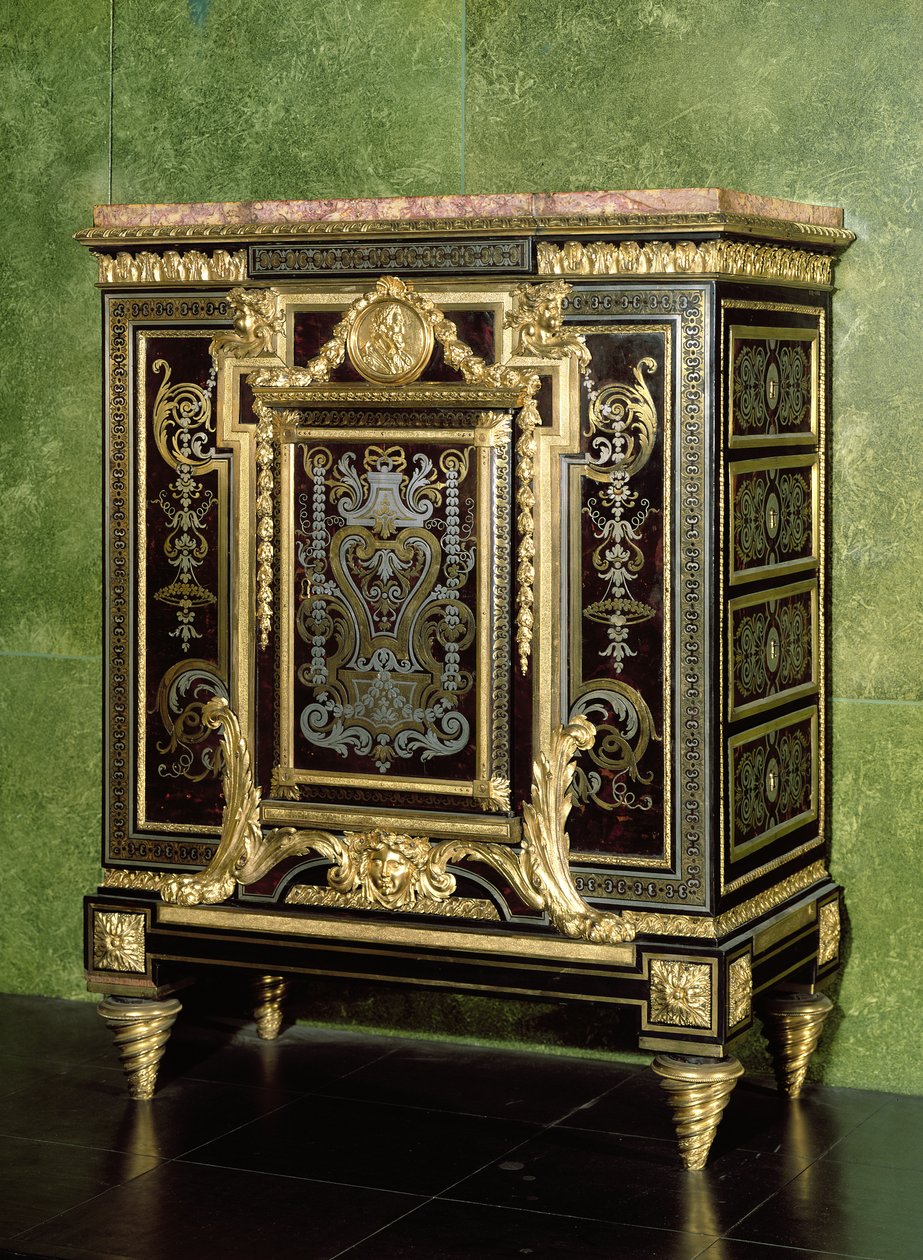 Boulle szekrény, aranyozott bronz veretekkel, 17. század vége, későbbi változtatásokkal alkotó: French School