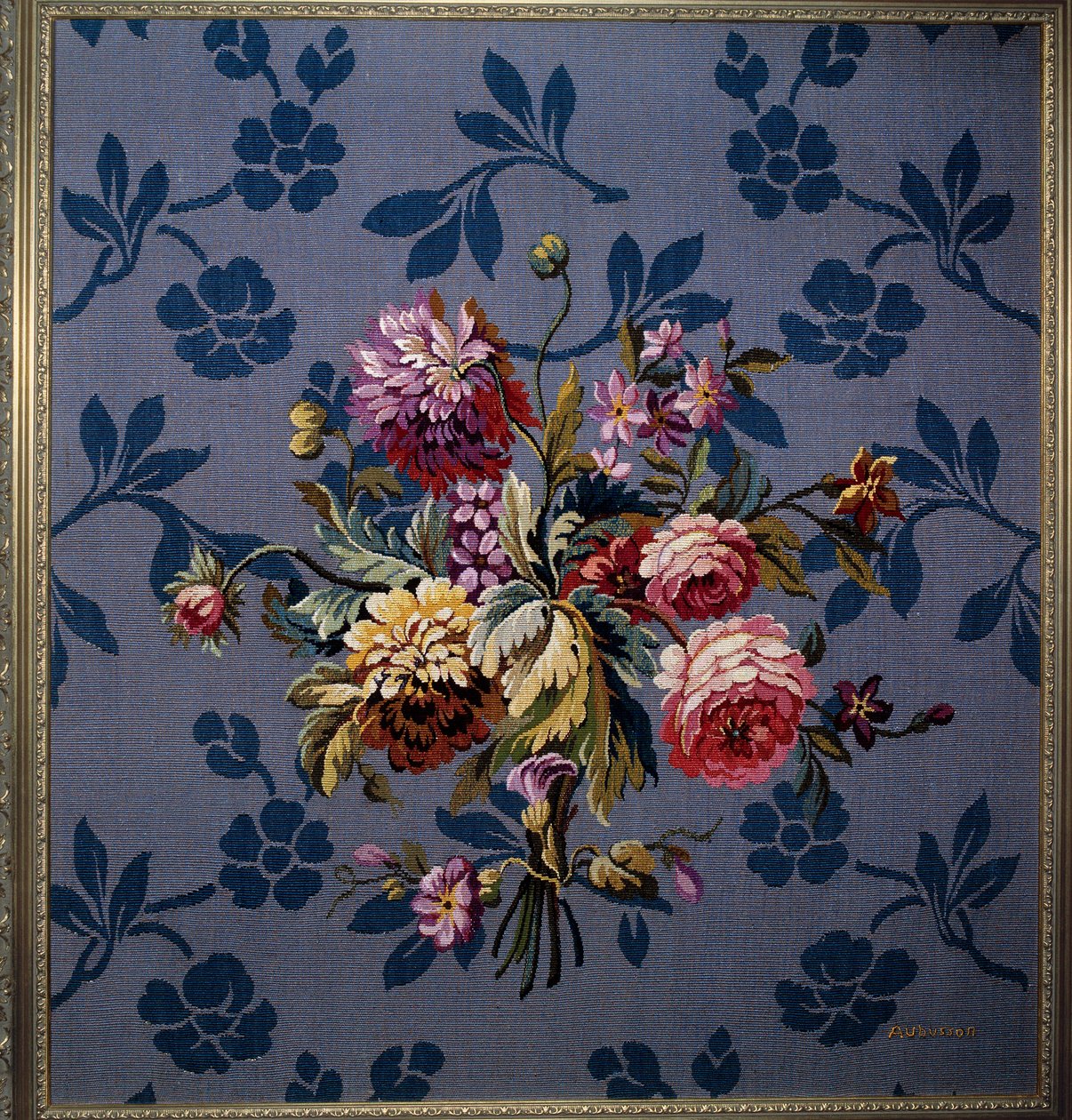 Virágcsokor kék háttéren. Az Aubusson manufaktúra gobelinje. 18. század. Aubusson, Gobelin Múzeum alkotó: French School