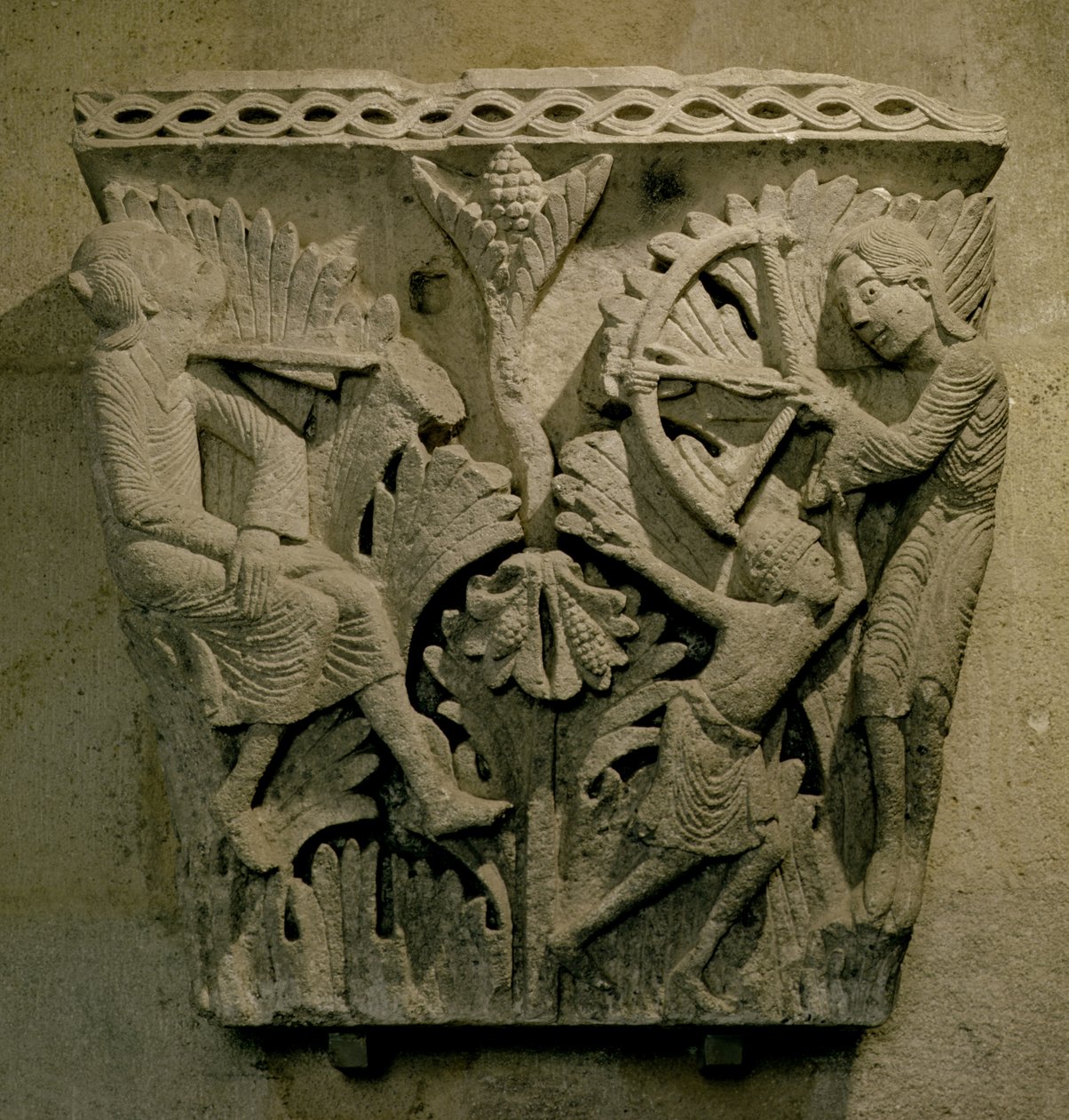 A tőke egy férfit ábrázol, aki nyilat lő a másik nyakába, 1125-30 körül (mészkő) alkotó: French School