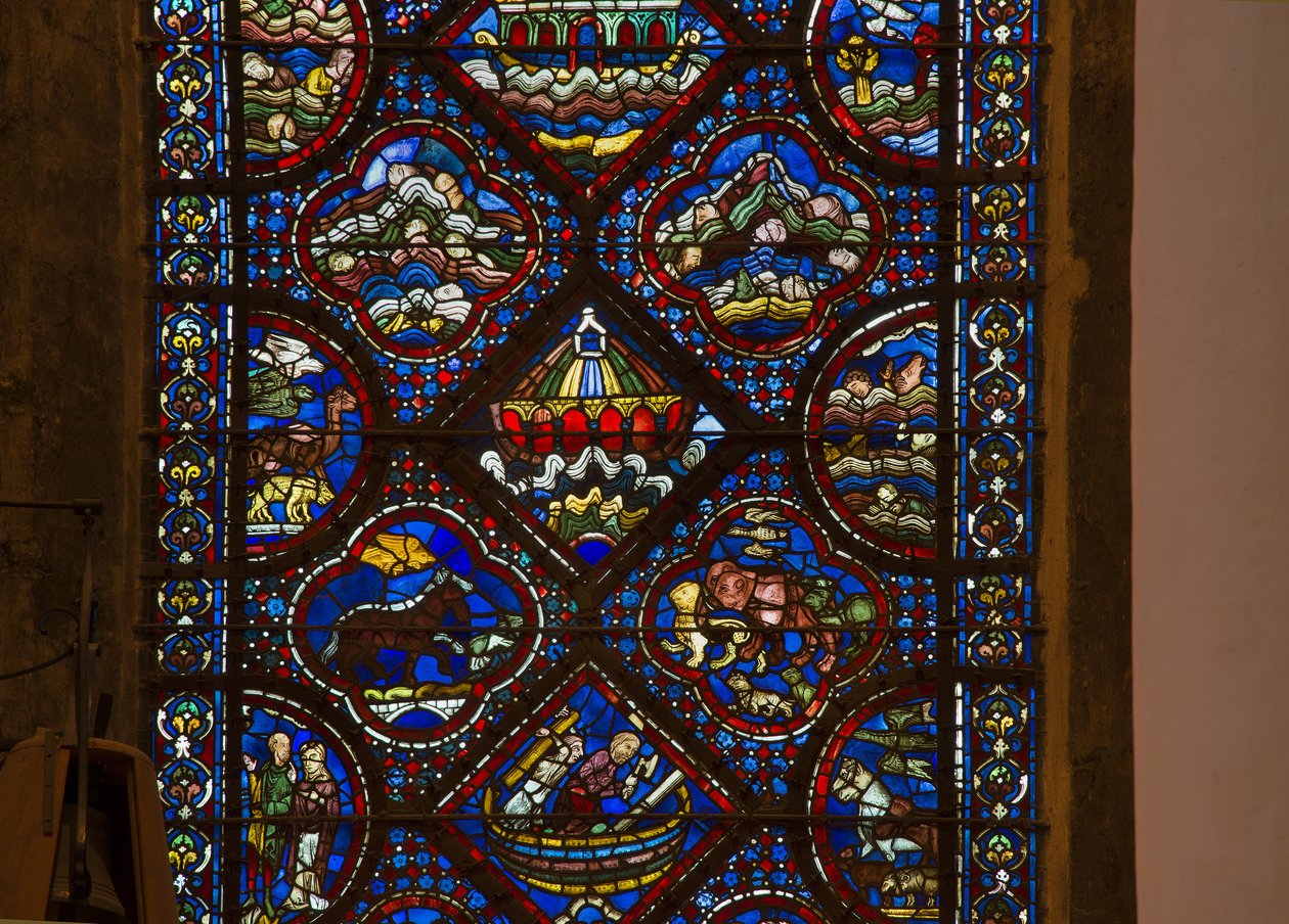 Chartres-i katedrális, ólomüveg: Noe élete, részlet Noe íve a hullámokon alkotó: French School