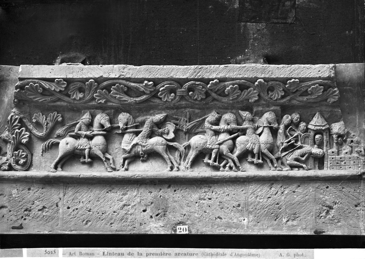 Angouleme-i Szent Péter-székesegyház, a nyugati homlokzaton a La Chanson de Roland által ihletett jeleneteket ábrázoló szemöldökrészlet, eredeti 1125-35 körül (kőből öntött gipsz) alkotó: French School