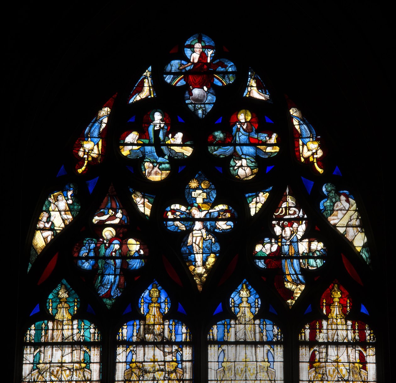 Cathedrale de Charres, ólomüveg: Vendome kápolna, magas részlettel Krisztus keresztre feszítését és az utolsó ítéletet ábrázolják alkotó: French School