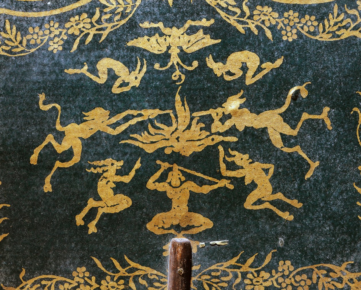 Sátáni tűzön fújó démonok és kecskék, operafehér hölgy reklámeszközének készült kézi legyező (a librettó Augustin Eugene Scribe, zene: Francois-Adrien Boieldieu), zöld alapon aranynyomat alkotó: French School