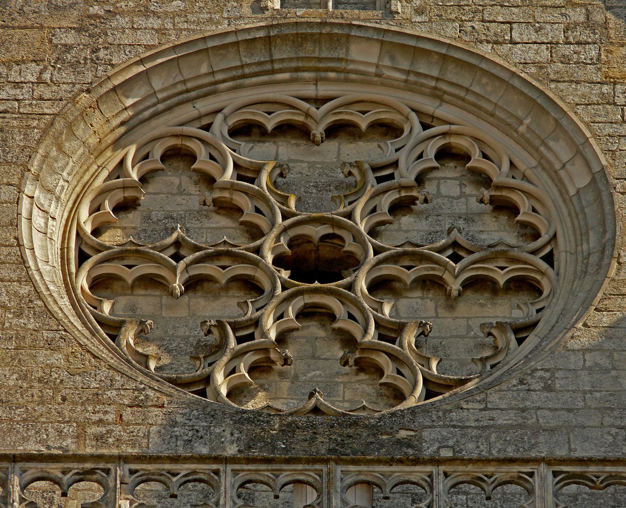 Rozettát ábrázol a nyugati homlokzaton alkotó: French School