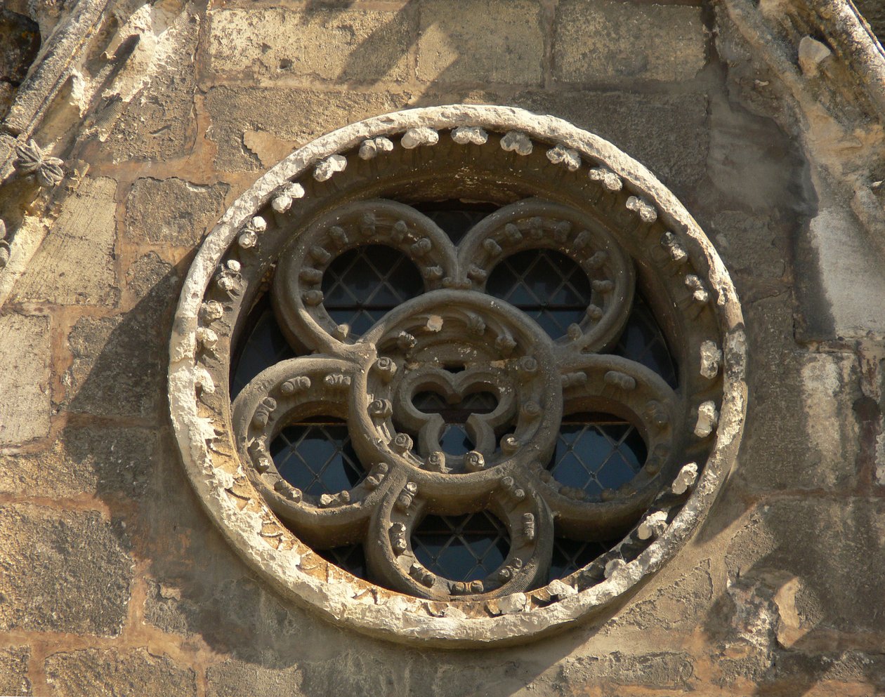 Rozettát ábrázol a nyugati homlokzaton alkotó: French School