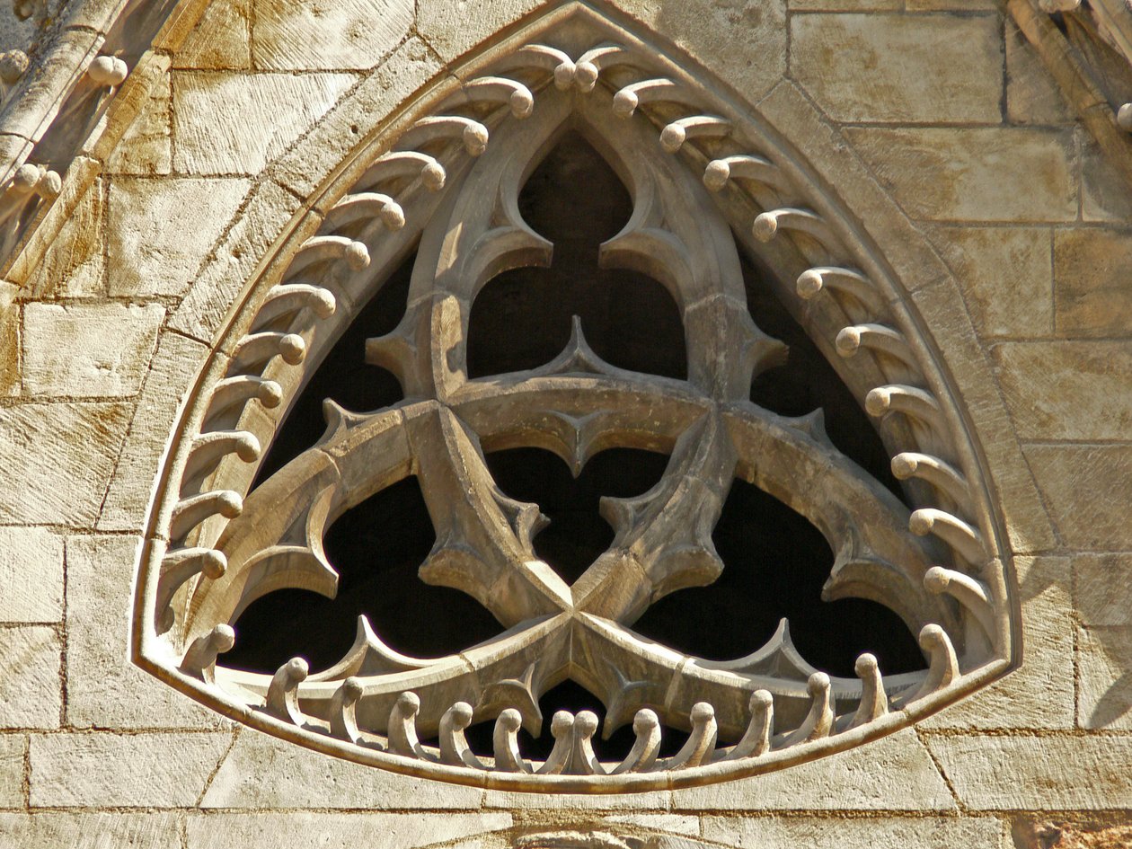 A nyugati homlokzaton rozettás hártyát ábrázol alkotó: French School