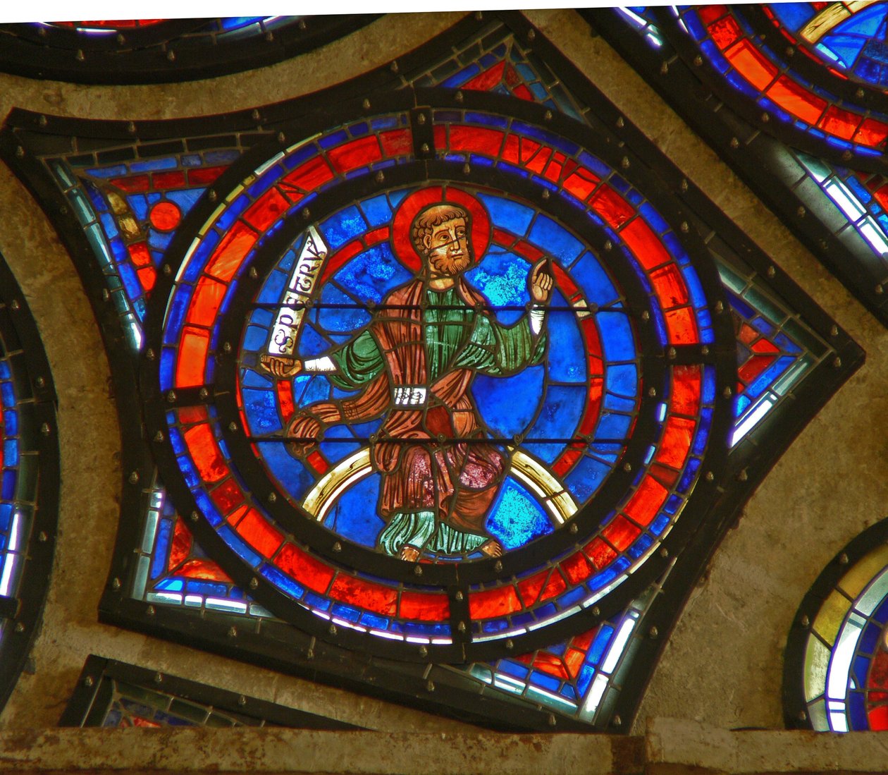 Részlet a keleti rózsaablakból: Szent Péter alkotó: French School