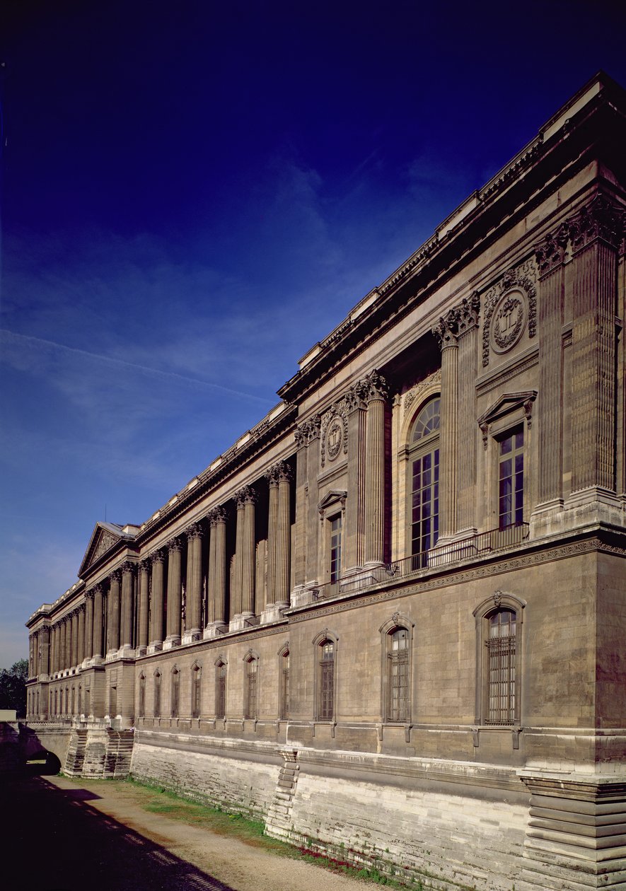 Claude Perrault (1613-88) és mások által tervezett keleti homlokzat, főbejárat és oszlopcsarnok, 1678-ban kezdődött, Jacques Germain Soufflot (1713-80) fejezte be 1774 alkotó: French School