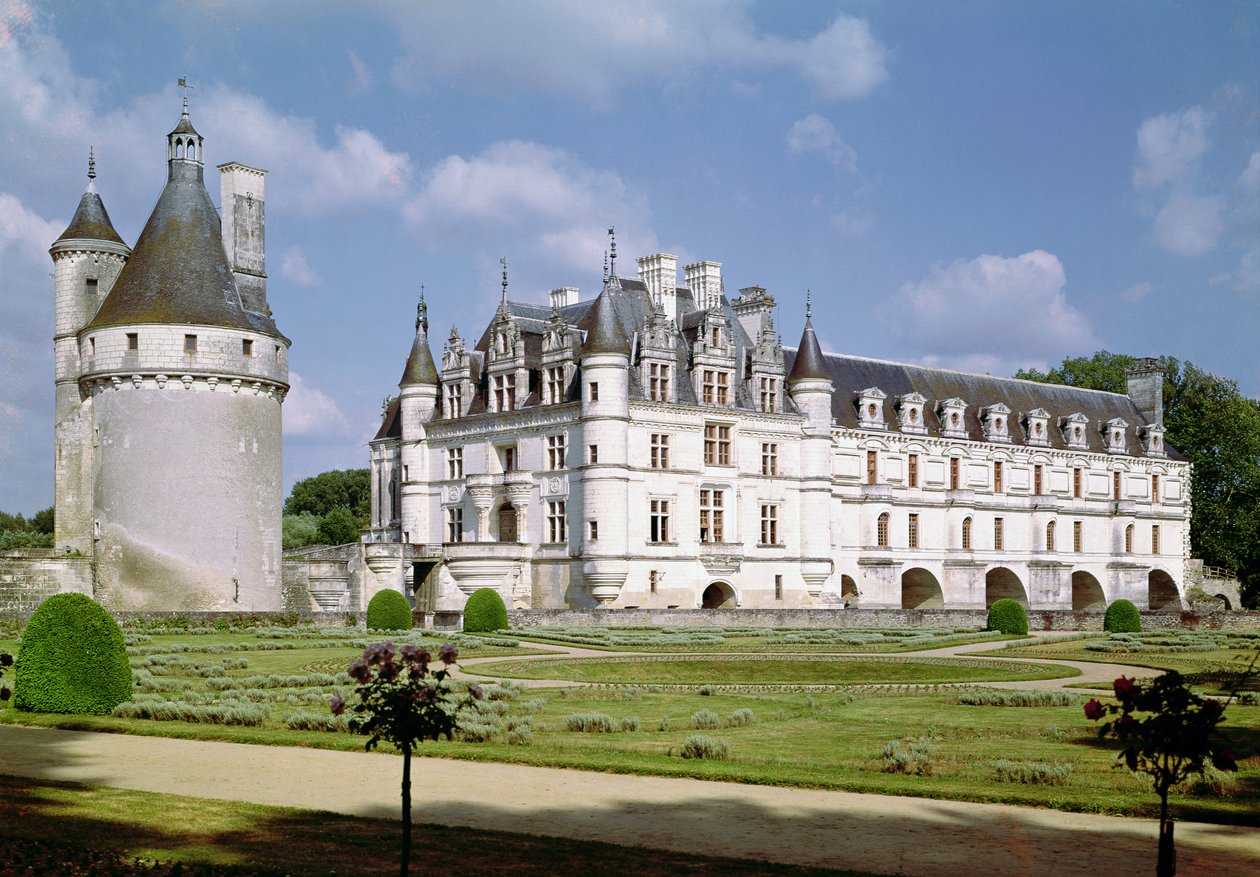 A Donjon, a Chateau de Bohier és a Grande Galerie külső kilátása északnyugatról alkotó: French School