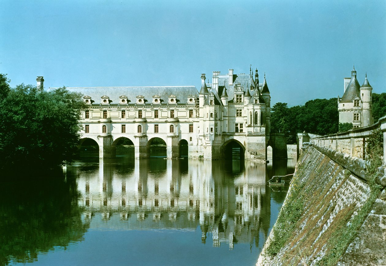 A Donjon, a Chateau de Bohier és a Grande Galerie külső kilátása keletről alkotó: French School