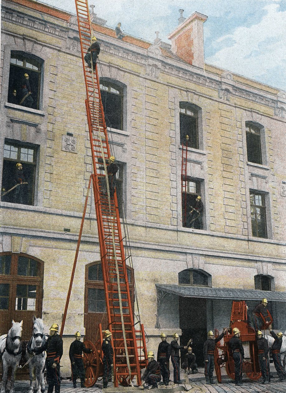 Párizsi tűzoltók. A nagy létra. Az ezredben alkalmazottat, a Gugumus rendszerből, két ló vonszolja; az elővonaton van a sofőrje és a három sapper, akiknek manőverezniük kell vele. Súlya van, egyedül, előtréning nélkül alkotó: French School