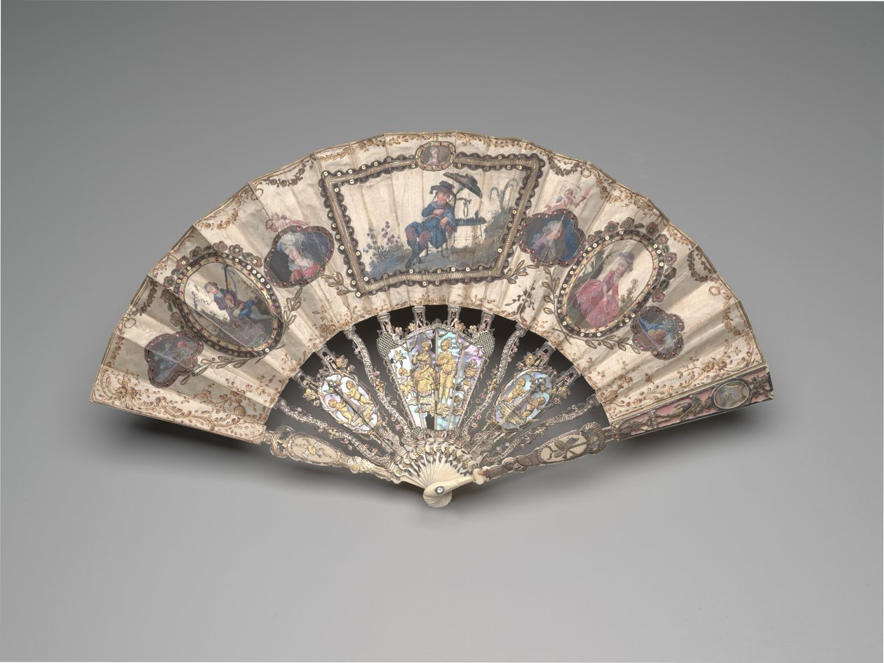 Összecsukható legyező chinoiserie jelenettel, portrékkal, pásztorfigurákkal és csendéletekkel, 1780-as évek (elefántcsont, aranyozás, gyöngyház, üveg vagy hegyikristály és paszta drágakő (később)) alkotó: French School