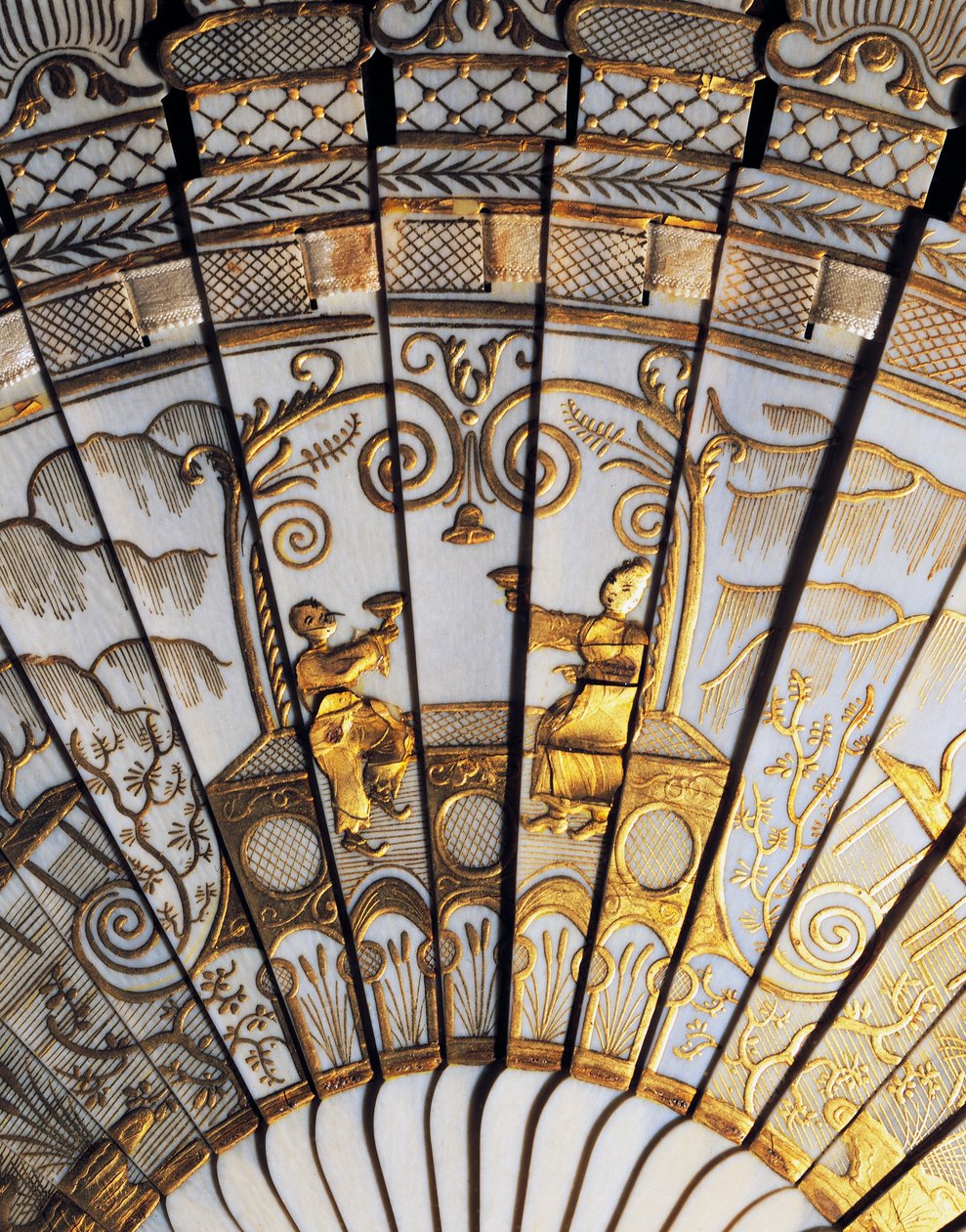 Teljes bordás kézi ventilátor chinoiserie-vel elefántcsontból, arany flitterekkel, szalaggal és selyem szatén csővel alkotó: French School