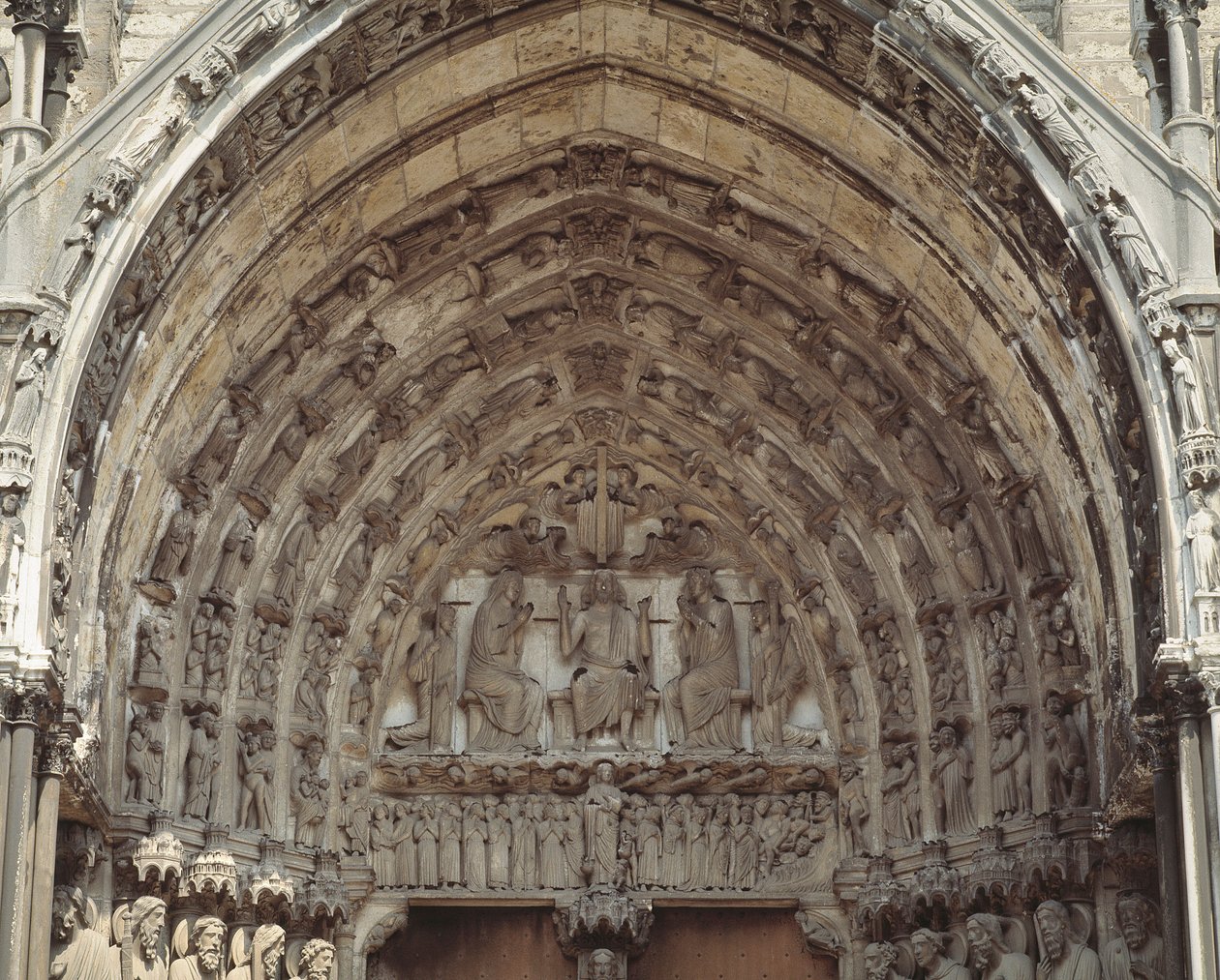 Gótikus művészet: A Notre Dame de Chartres-i bazilika déli kapujának központi öblének timpanonja alkotó: French School