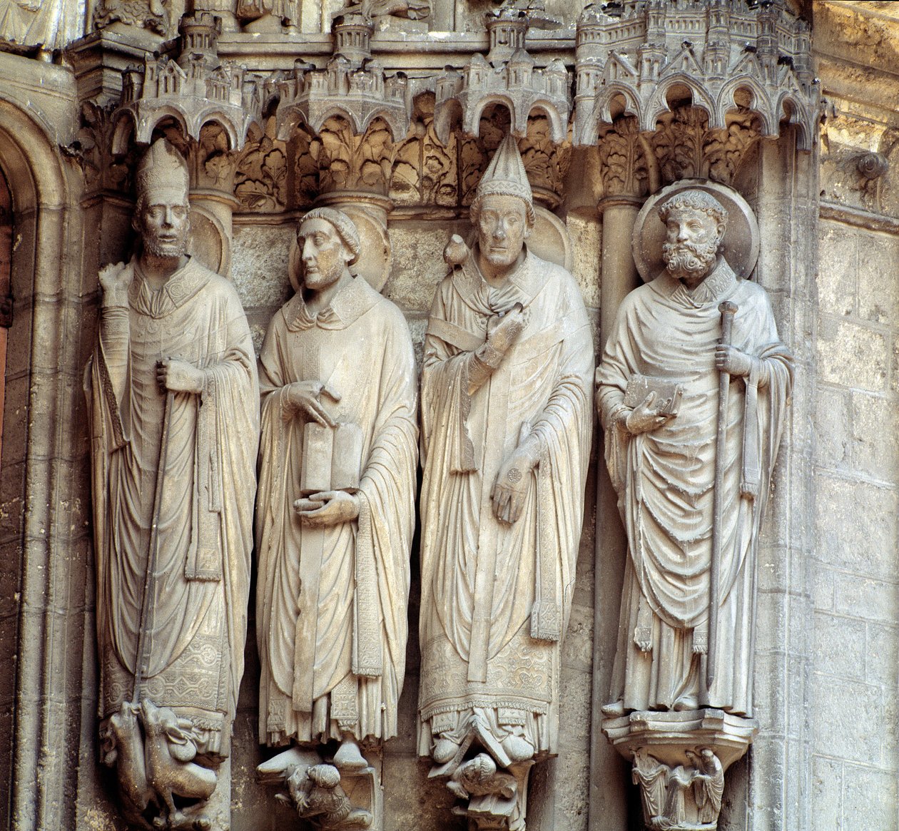 Gótikus művészet: „” Szent Márton, Szent Jeromos, I. Szent Gergely és Bécsi Szent Avit ábrázolása”” A Notre Dame de Chartres-i bazilika déli portáljának központi öble alkotó: French School