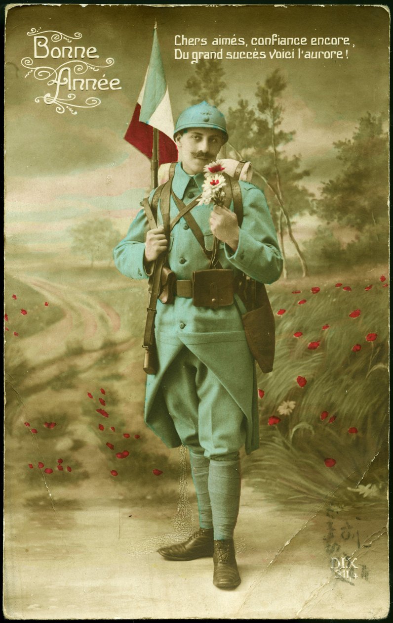 Üdvözlőlap az 1916-os évre. Katona, aki fegyverrel a francia zászlót viszi és egy virágcsokor illatát alázza meg a vidéki tájon. Színes képeslap az 1916-os év kívánságára. alkotó: French School