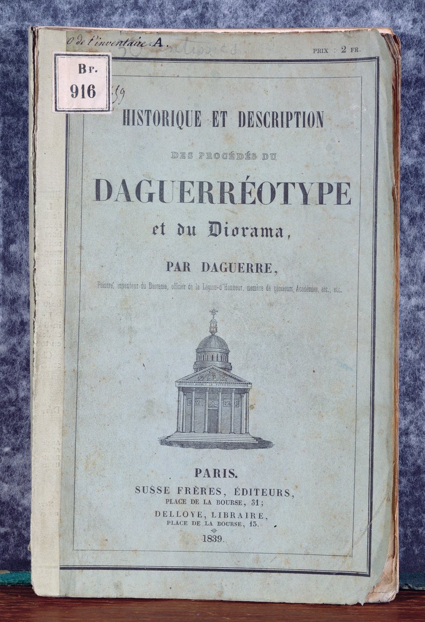 A dagerrotípia és a dioráma folyamatainak története és leírása, a Daguerre és Giroux által 1839-ben forgalmazott fényképezőgéphez mellékelt kézikönyv alkotó: French School