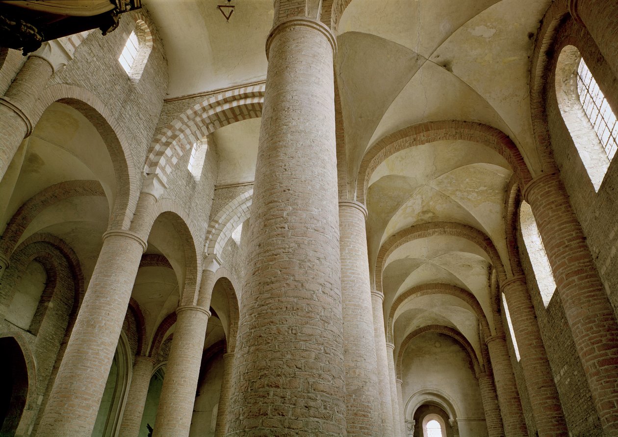 A templomhajó és a boltozat belső képe alkotó: French School