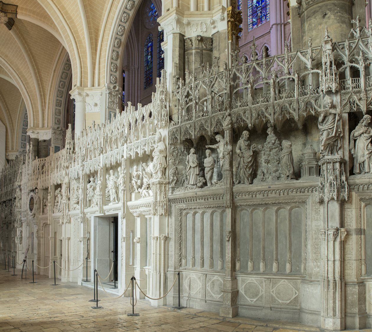 A chartres székesegyház belső nézete a kórus részletével alkotó: French School