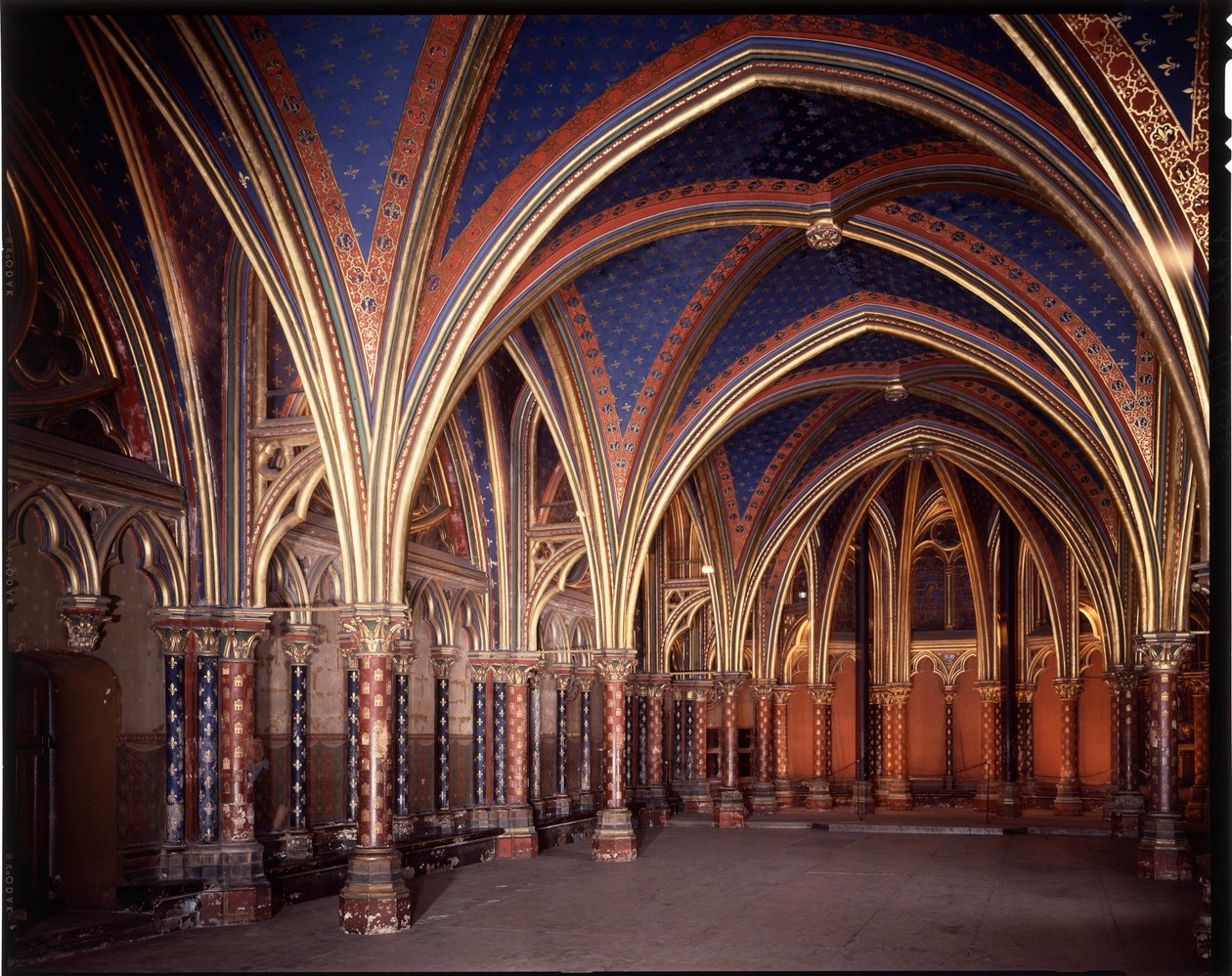 A párizsi, franciaországi szent kápolna alsó kápolnájának belső képe (1245 - 1248) alkotó: French School