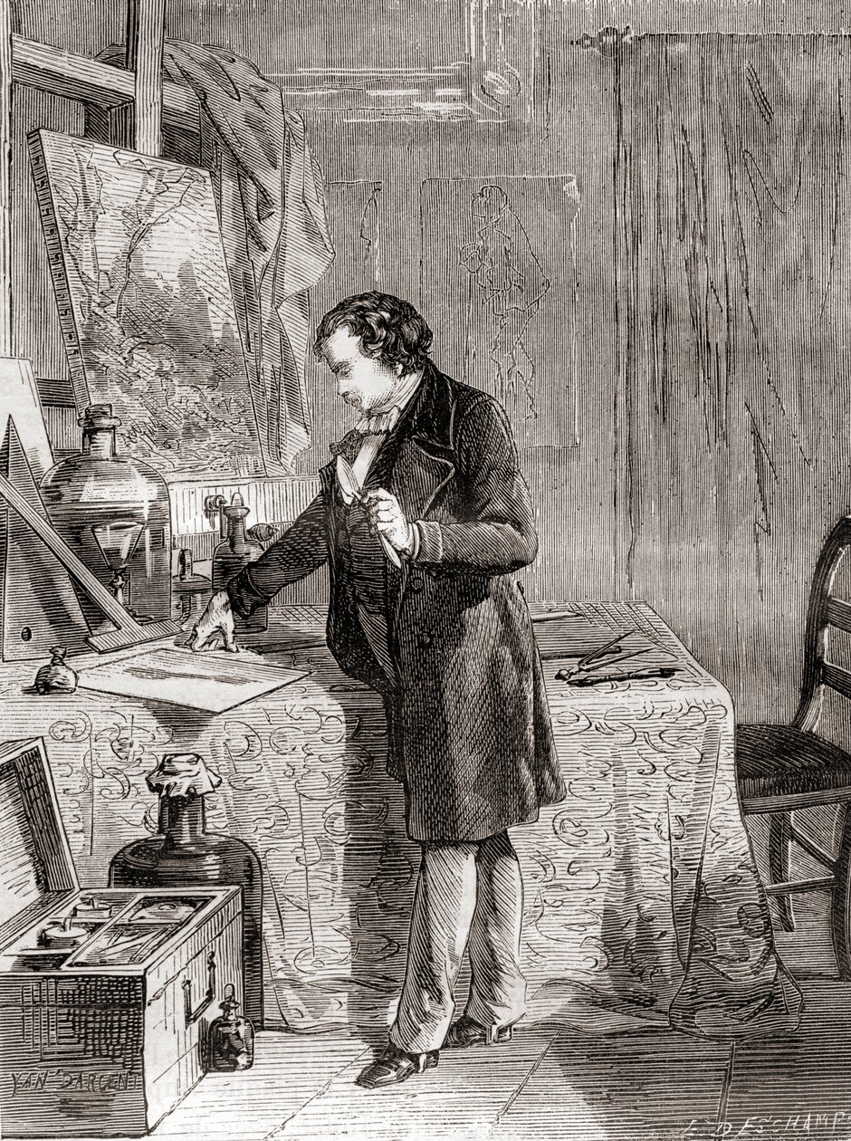 Louis-Jacques-Mandé Daguerre feltalálja a dagerrotípia fotográfiai eljárást a 19. században, a Les Merveilles de la Science című, 1870 körül megjelent kötetből (metszet). alkotó: French School