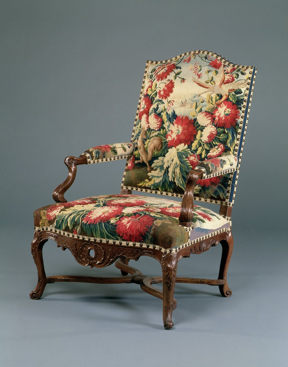 Lajos XIV. Fauteuil, 1710 körül (faragott dió és kárpit) (lásd még: 220169) alkotó: French School