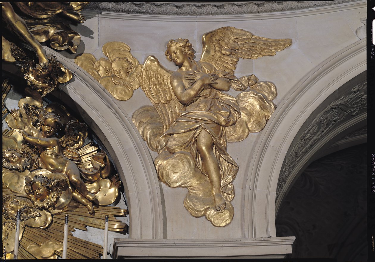 XIV. Lajos stílusú angyal, a boltívtől a főoltártól jobbra a kápolnában (aranyozott bronz) alkotó: French School