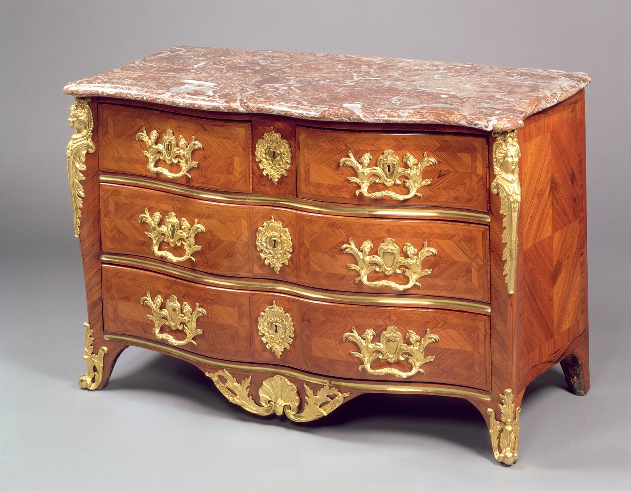 XV. Lajos komód, Francois Garnier 1730 körül (ormolu és intarzia tulipánfán) alkotó: French School