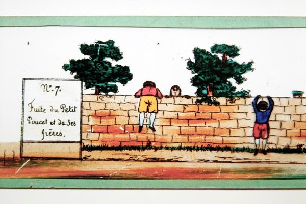 Varázslámpás kép, amely a tündérmese „Tom Thumb” jelenetét illusztrálja – Tom Thumb és testvérei az ogre házából menekülve, 19. század közepe (színes papír) alkotó: French School
