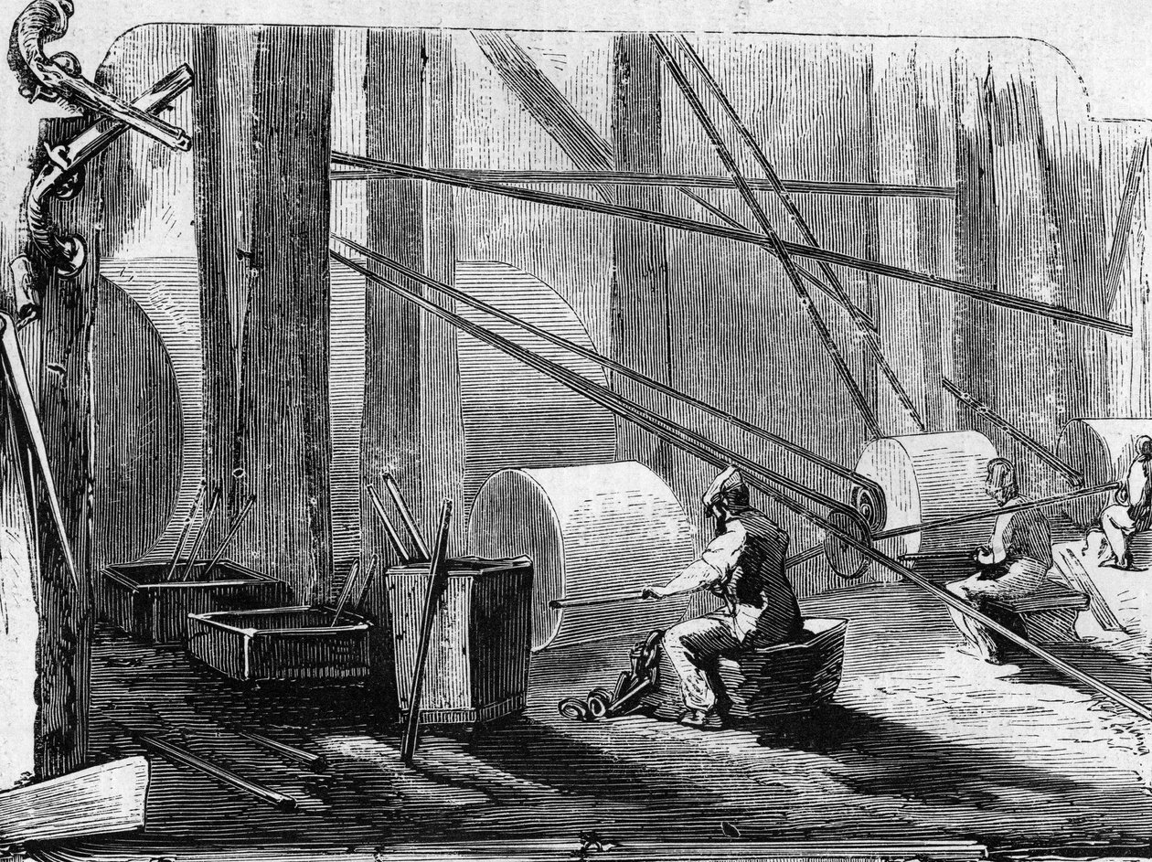 Puskás fegyverek gyártása: vashengerek polírozása kőkerekekkel. Metszet a „” Le Monde Illustré”” 35. számában, 1857. december 12. alkotó: French School