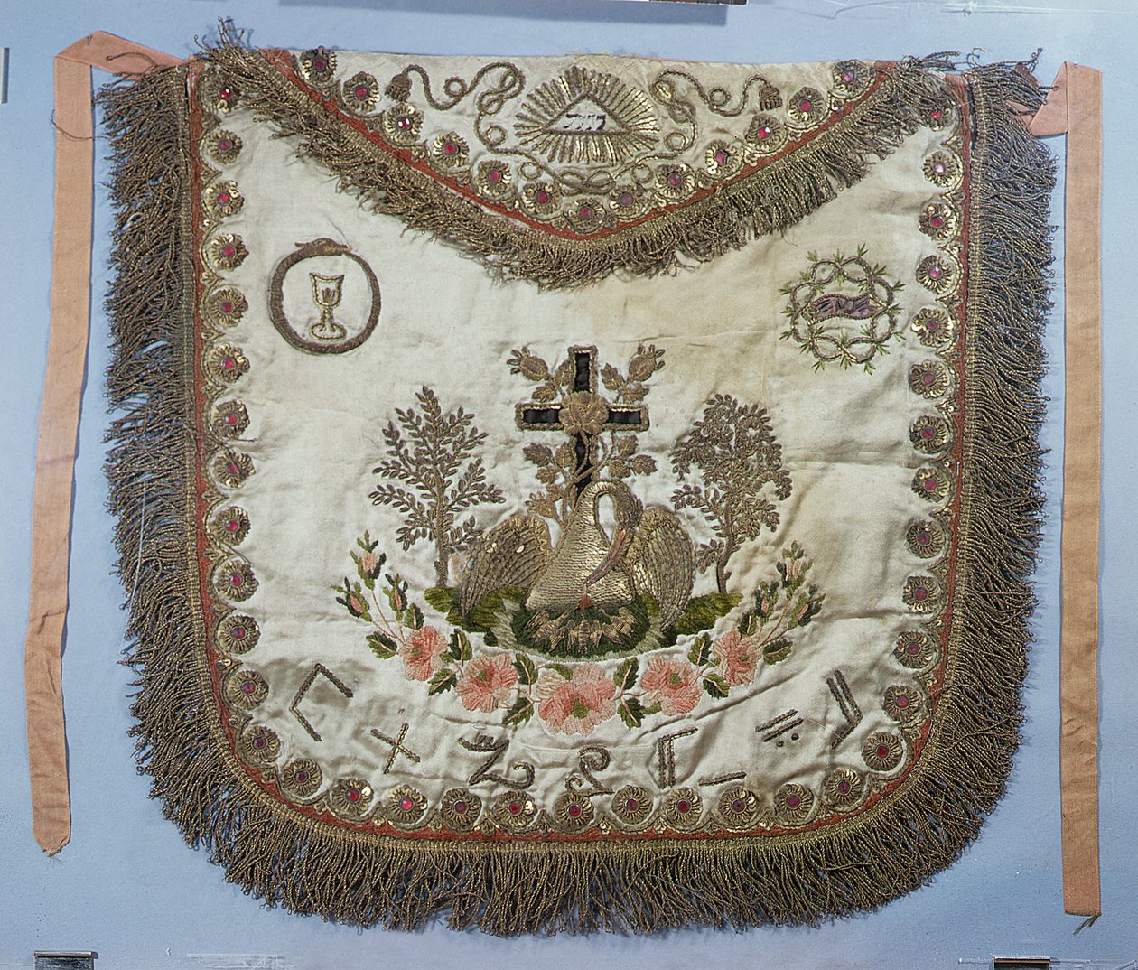 Szabadkőműves kötény különféle szimbólumokkal (hímzett selyem) alkotó: French School