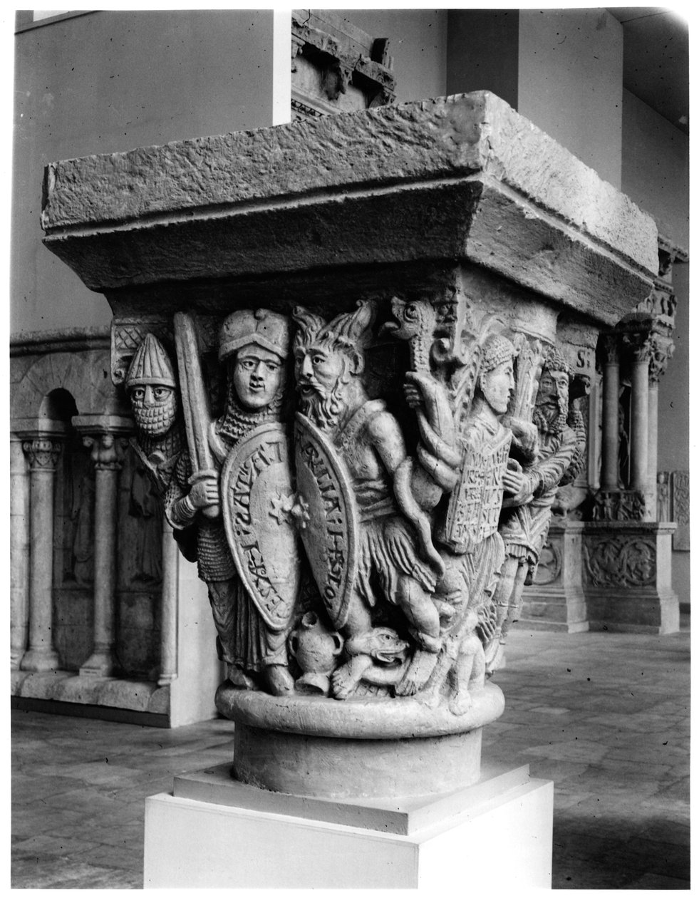 Irgalmasság a kapzsiság ellen, a gonoszok harcát az erények ellen ábrázoló fővárosa, a clermont-ferrandi Notre-Dame-du-Port templomból (kőből öntött gipsz) (a másik oldalt lásd a 20. alkotó: French School