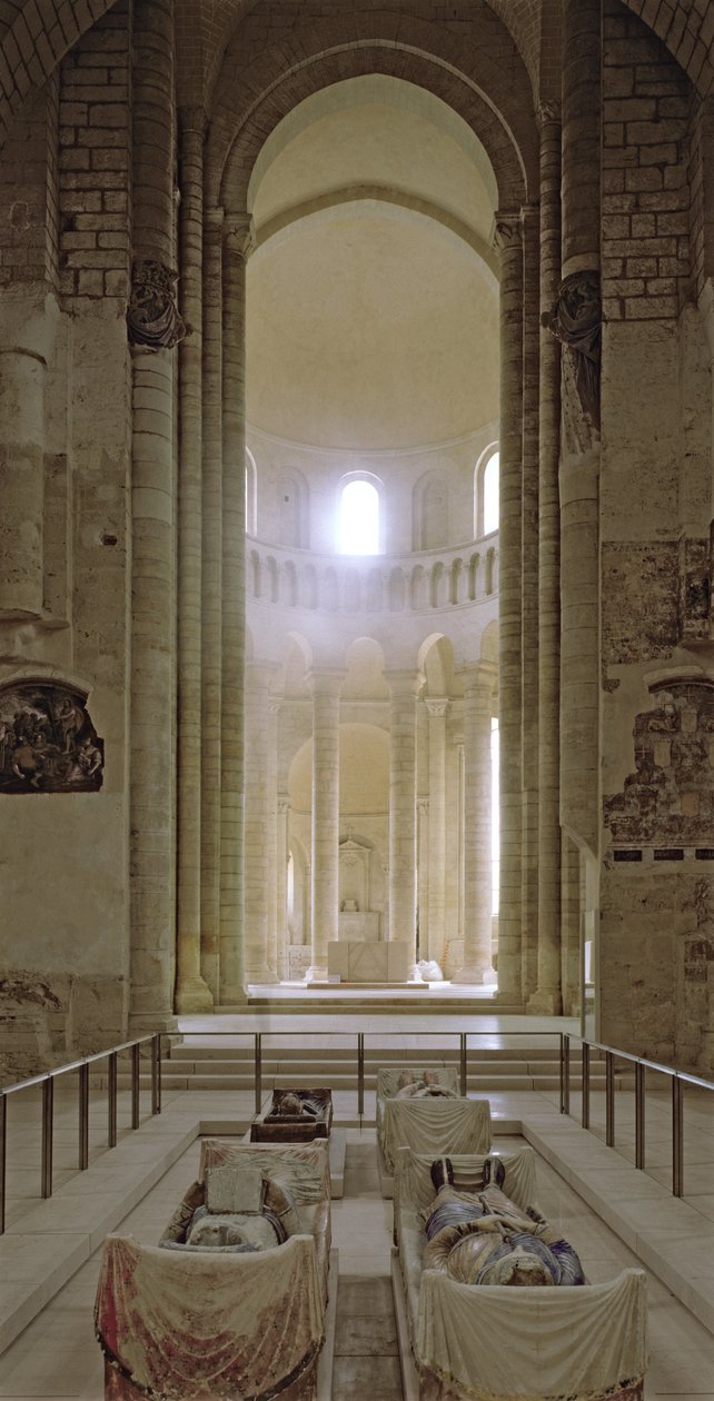 Az apátsági templom hajója és apszisa II. Henrik (1133-89) angol király és felesége, Aquitaine Eleanor (megh. 1204) képmásaival alkotó: French School