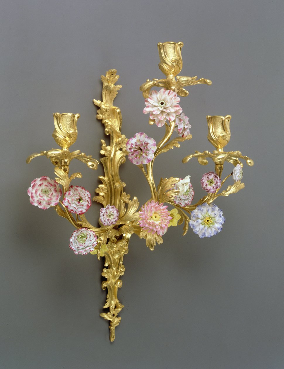 Egy pár XV. Lajos háromágú fali lámpa, c1750 (ormolu és Vincennes porcelán) alkotó: French School