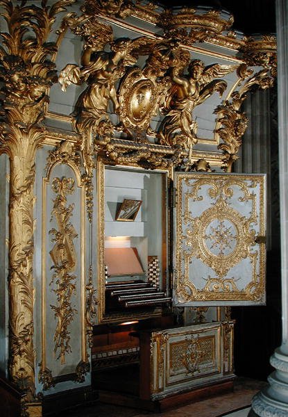 Orgona nyitott ajtóval, a kápolnában (aranyozott fém és stukkó) alkotó: French School