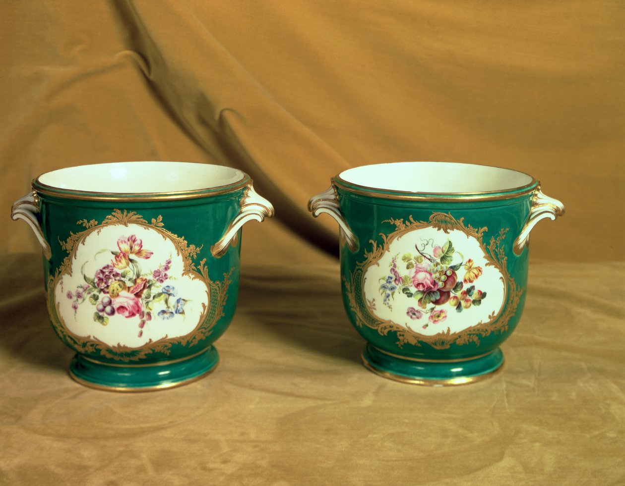 Sevres jéghűtő pár, a Frederick V Service-től, 1758 (lágypaszta porcelán) alkotó: French School