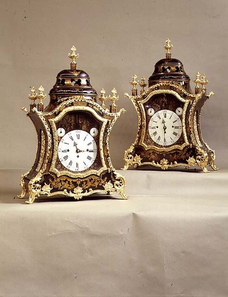 Órapár ormolu tartással, Charles Cabrier szerkezete, 18. század eleje (lakk és ormolu) alkotó: French School