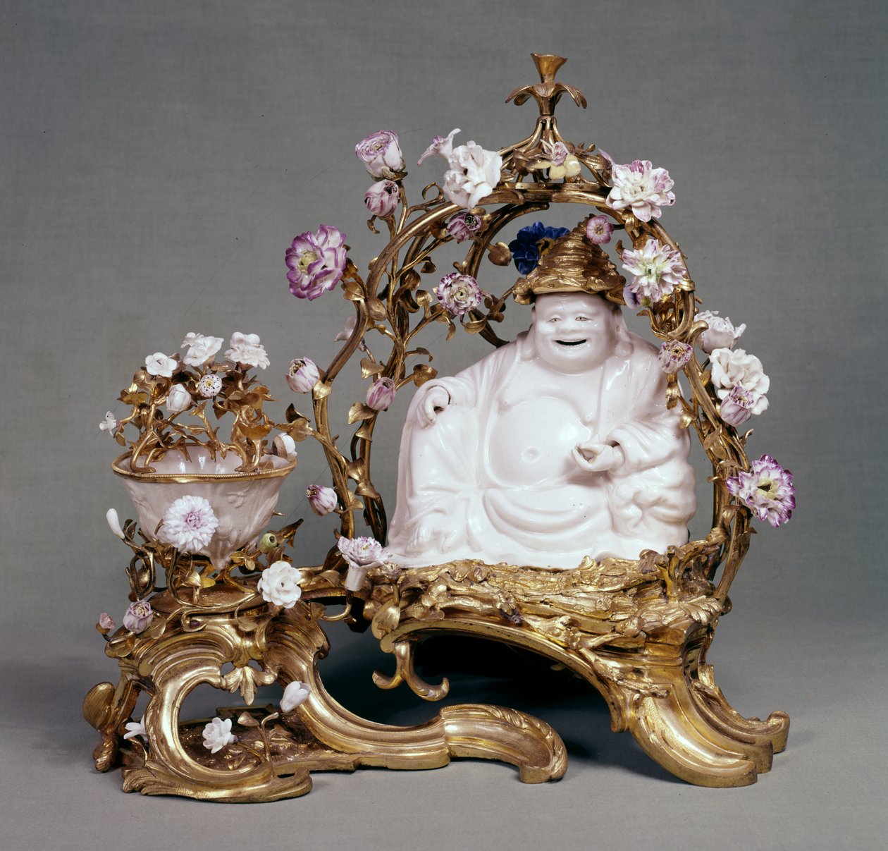 Parfümőr (Cassolette) 1745-49 (kínai porcelán, lágy paszta porcelán és ormolu) alkotó: French School