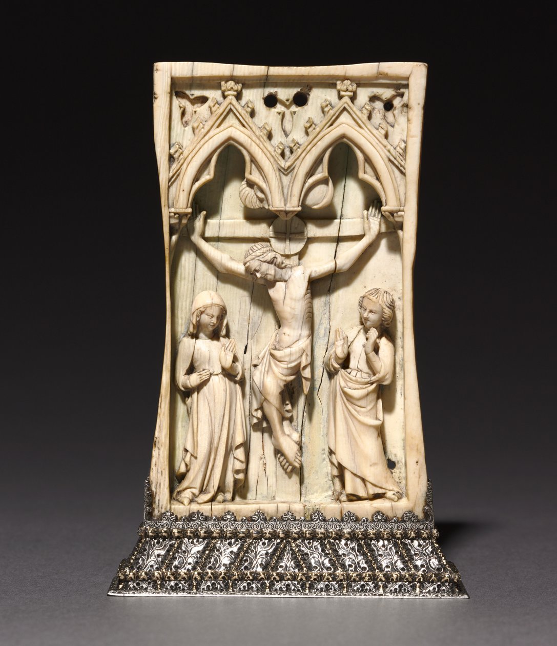 Emléktábla: The Crucifixion, francia vagy angol, 1345-1365 körül (elefántcsont, ezüst állványra szerelve (1919 után)) alkotó: French School