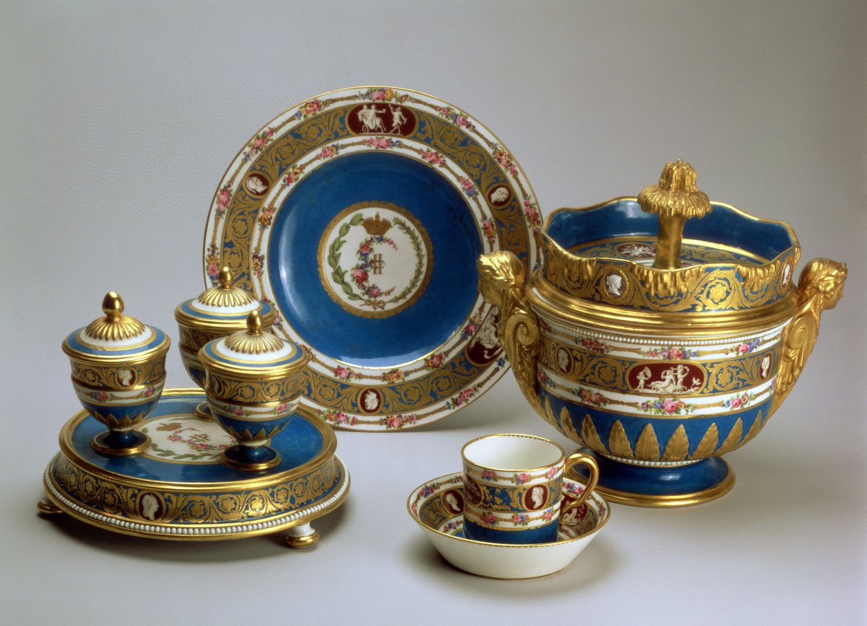 Plat de Menage, edény, csésze és csészealj és fagylaltos tál a Blue Cameo Service-től, Sevres, 1778-9 (lágypaszta porcelán) alkotó: French School