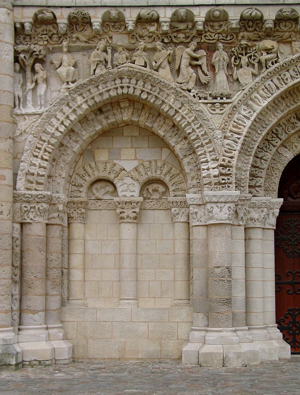 Portál a nyugati homlokzatokról alkotó: French School