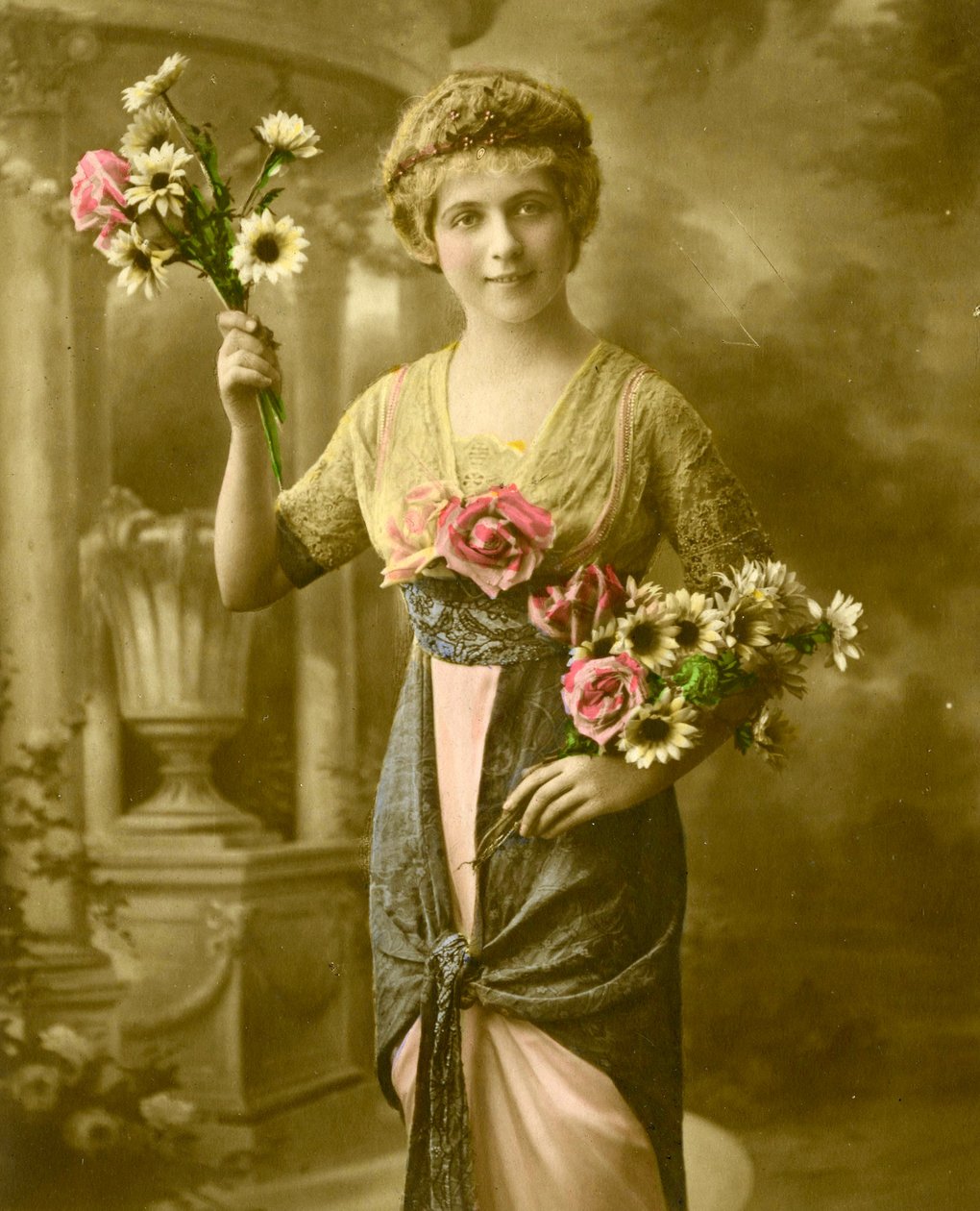 Egy virágcsokor nő portréja 1898 körül (kézzel színezett fotó) alkotó: French School