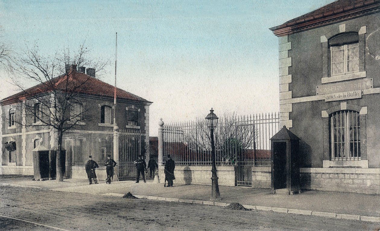 Képeslap, amely a besanconi laktanyát ábrázolja, c. 1900 (színes litó) alkotó: French School