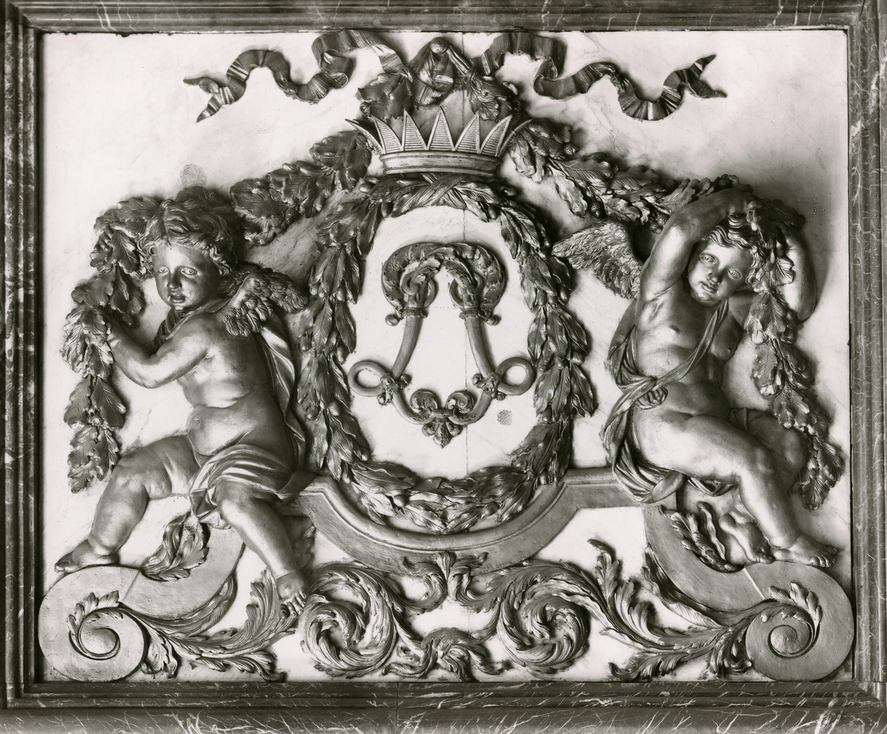 Putti a Salon des Gardes de la Reine ajtaján az L kezdőbetűvel (stukkó munka) alkotó: French School