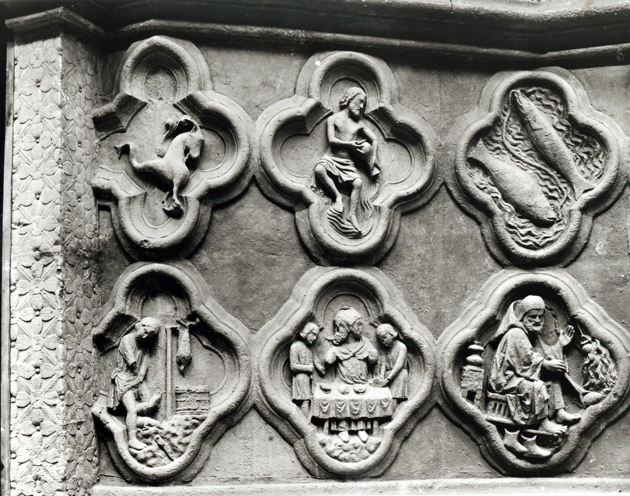Négyszárnyúak az állatöv jegyeivel és az év munkásaival, az amiens-i Notre-Dame katedrálisból (kőből öntött gipsz) alkotó: French School