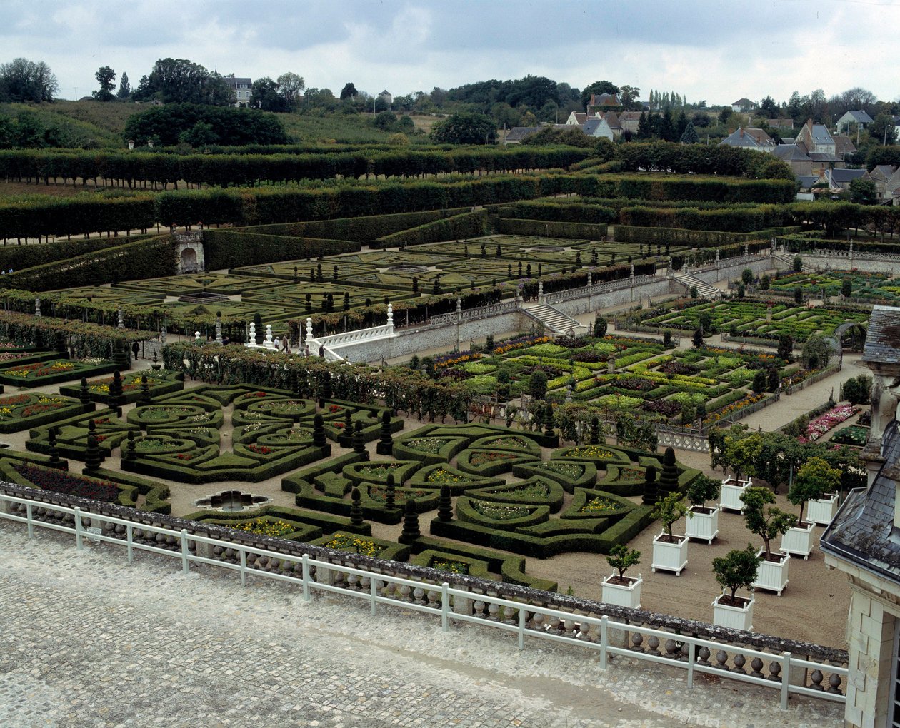 Reneszánsz építészet: kilátás a 16. század elején épült Chateau de Villandry kertjére, a Loire egyik kastélya. Villandry, Indre és Loire alkotó: French School