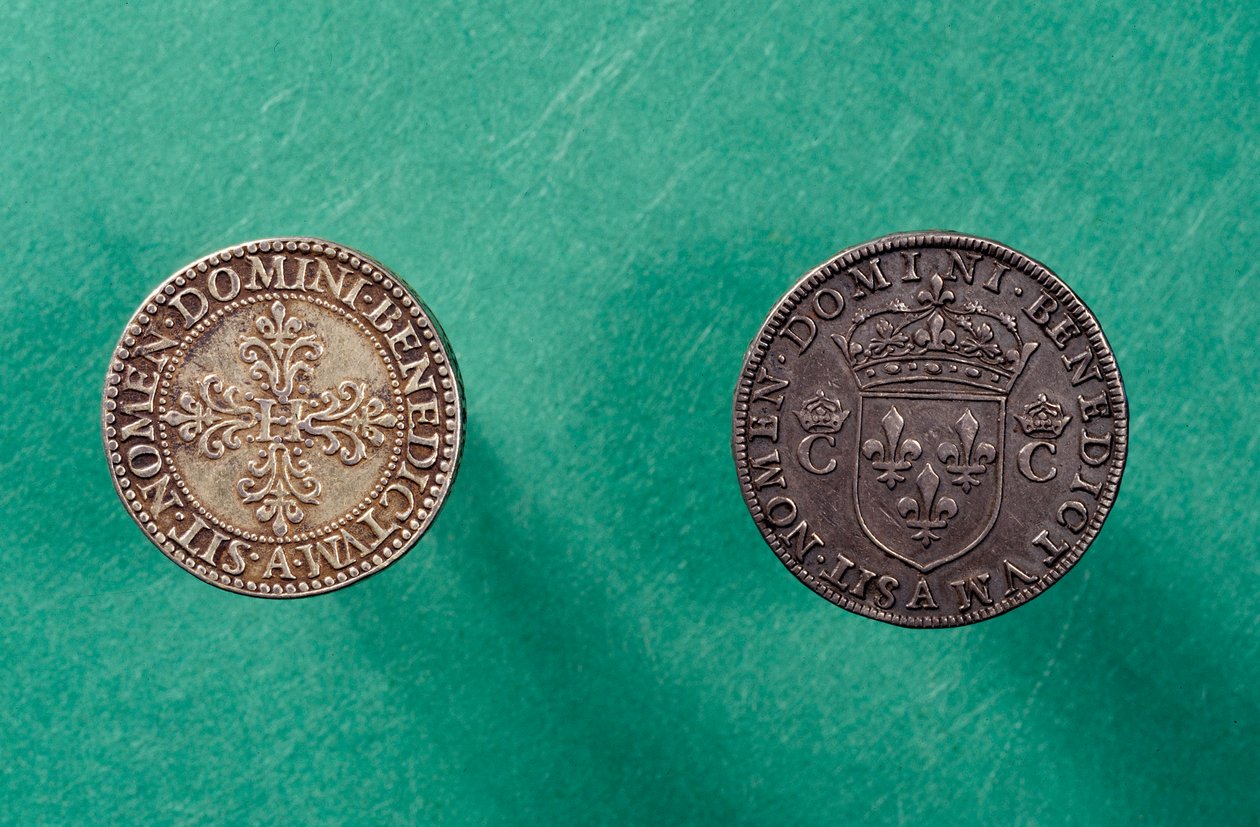 Fordított érmék: alul félfrankos ezüst érme III. Henrik (1551-1589) francia király képmásával alkotó: French School