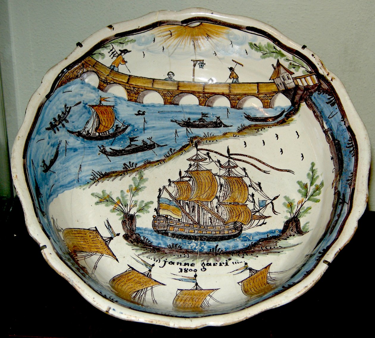 Salátástál, amely a Loire-parti hajózást ábrázolja, Nevers, 1800 (kerámia) alkotó: French School