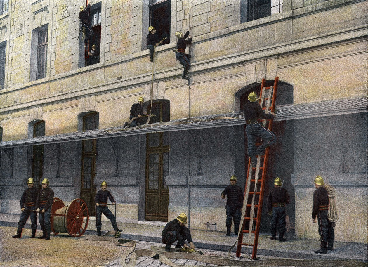 Sappeurs Pompiersde Paris. A létra a színfalak mögött van. A színfalak mögött a létrán manőverezni a legegyszerűbb. 34 kiló súlyú, 0 m45 széles, áthelyezve 4 méter magas, két síkban helyezkedik el, a második támasztéka egy alkotó: French School